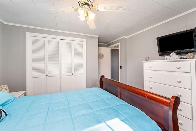 bedroom featuring ceiling fan, a closet, and crown molding