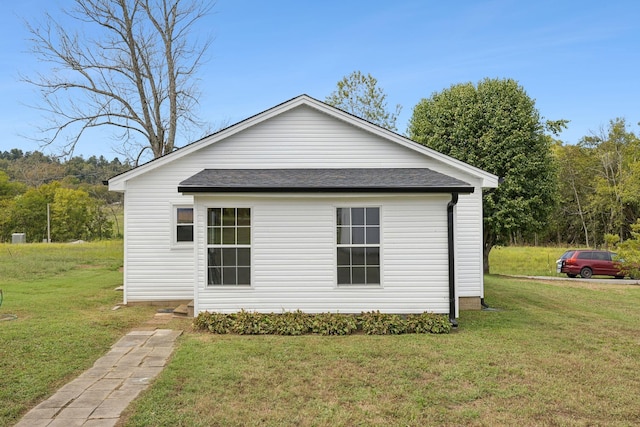 view of side of property featuring a lawn