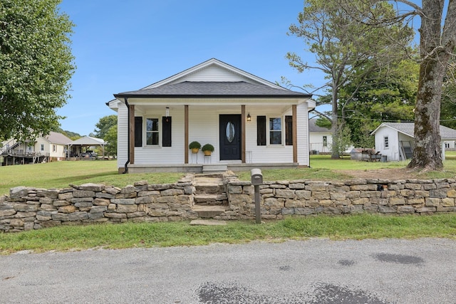 view of front facade featuring a front yard and covered porch