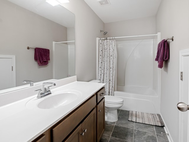 full bathroom featuring shower / bath combo with shower curtain, toilet, and vanity