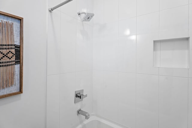 bathroom with tiled shower / bath