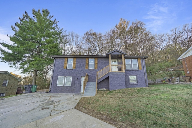 view of front of property featuring a front lawn