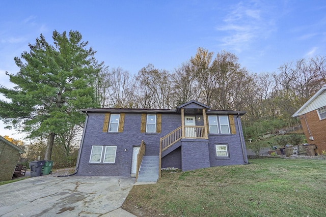 view of front of property with a front yard