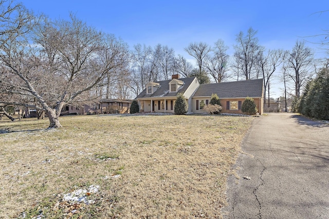 view of front of property featuring a front yard