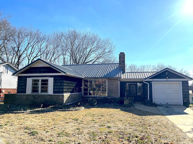 view of front of house featuring a front lawn and a garage