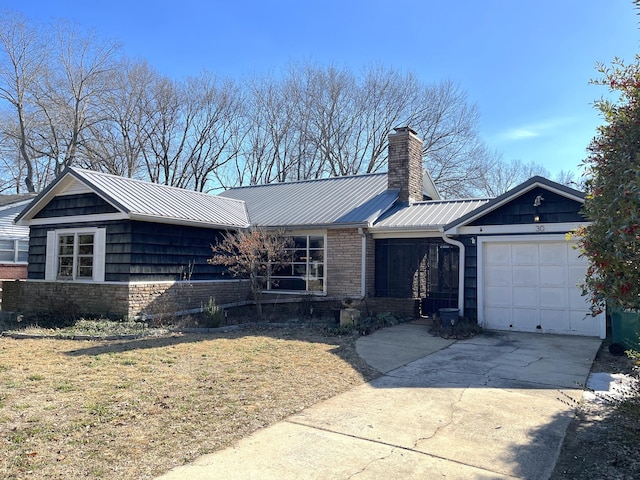 ranch-style house featuring a front lawn and a garage