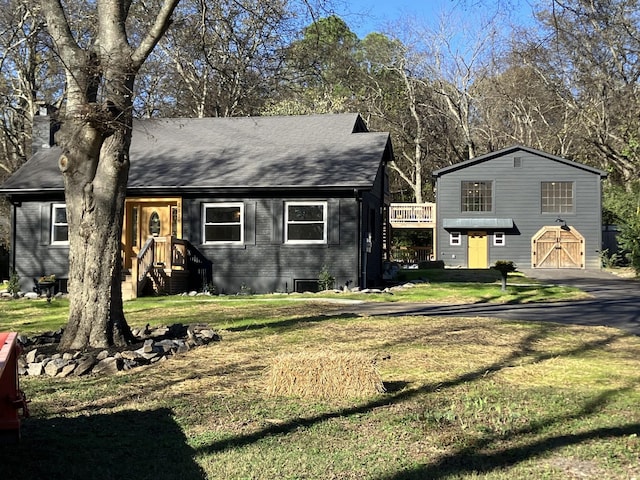 view of front of home featuring a front yard