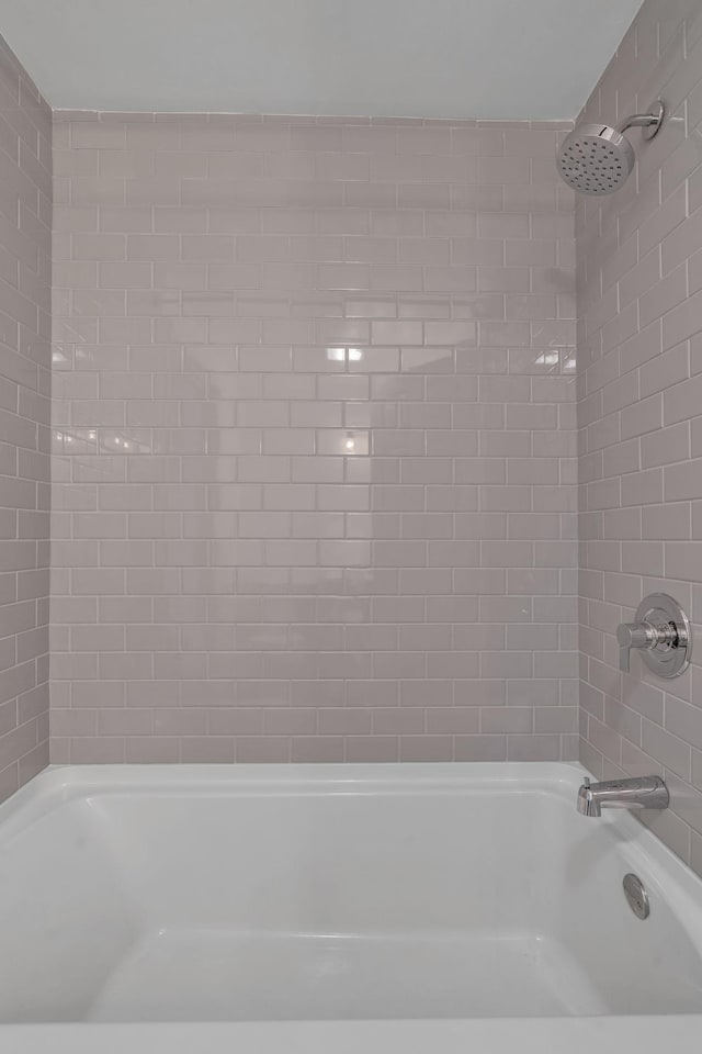 bathroom with tiled shower / bath