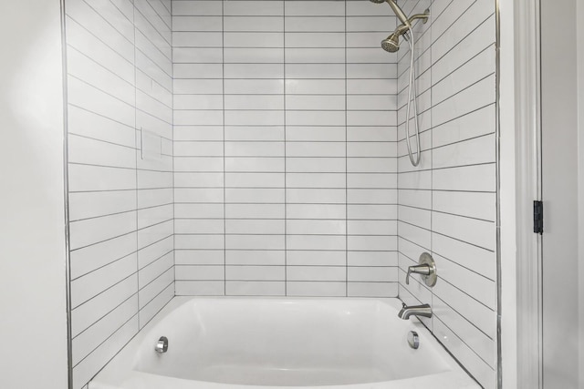 bathroom featuring tiled shower / bath