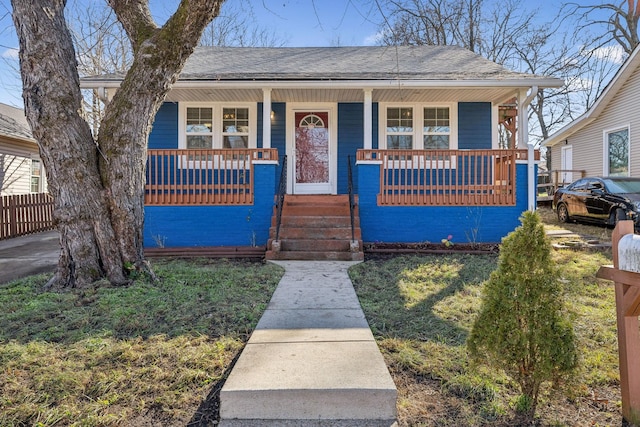 view of front of property featuring a front lawn and a porch