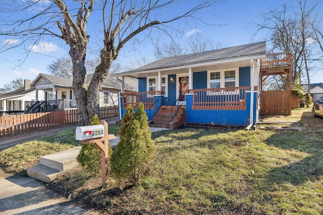 view of front of home with covered porch and a front lawn