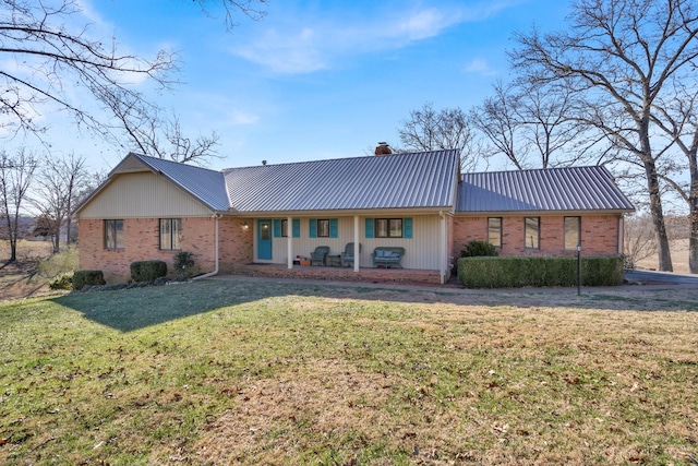 view of front of property with a front yard