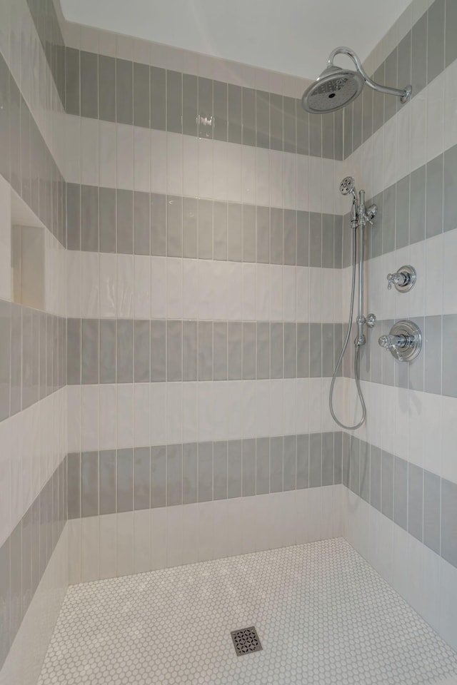 bathroom featuring tiled shower