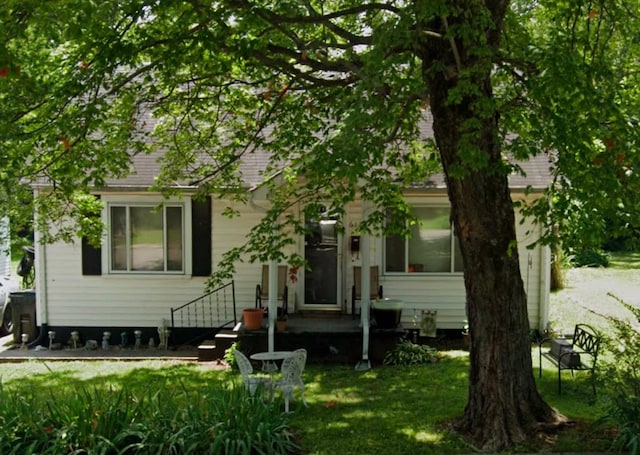 view of front of property with a front yard