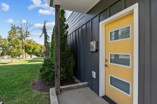 entrance to property featuring a yard