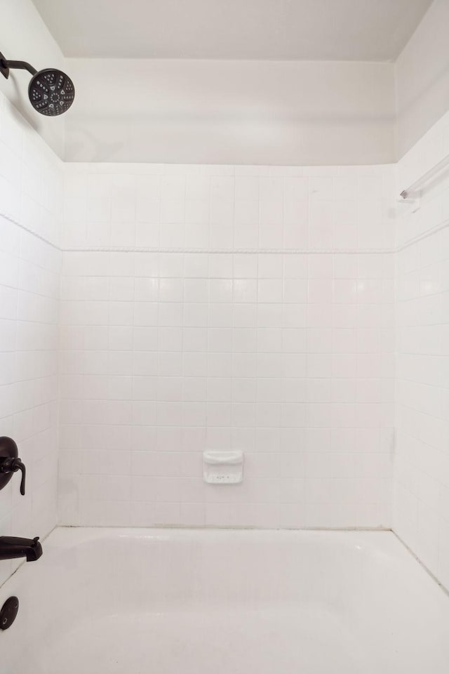 bathroom with tiled shower / bath