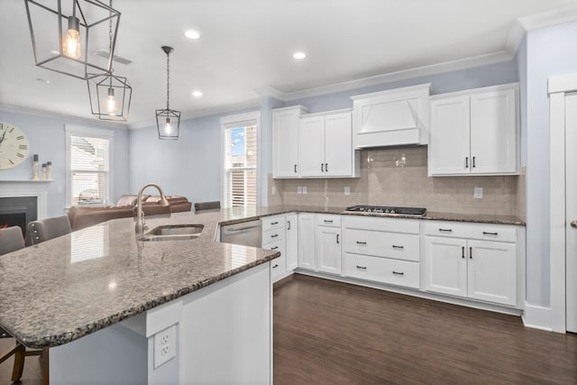 kitchen featuring sink, stainless steel appliances, white cabinets, and a breakfast bar