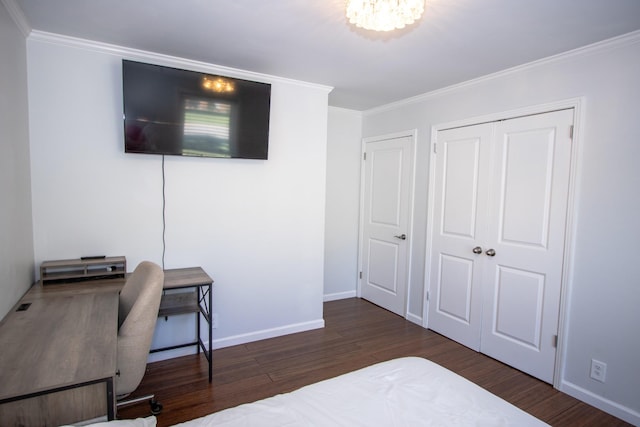 bedroom featuring a closet, ornamental molding, dark hardwood / wood-style flooring, and an inviting chandelier