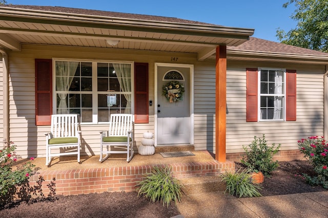 property entrance featuring a porch