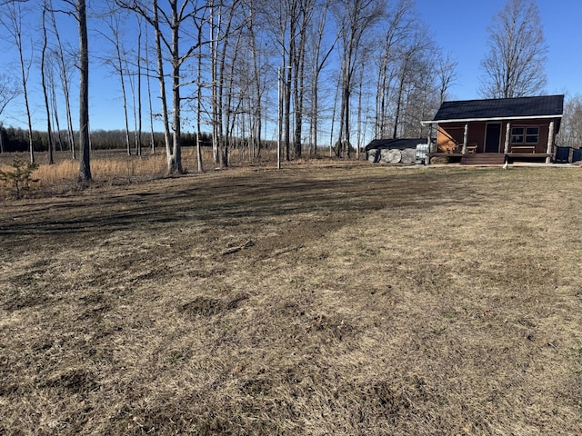 view of yard featuring a rural view