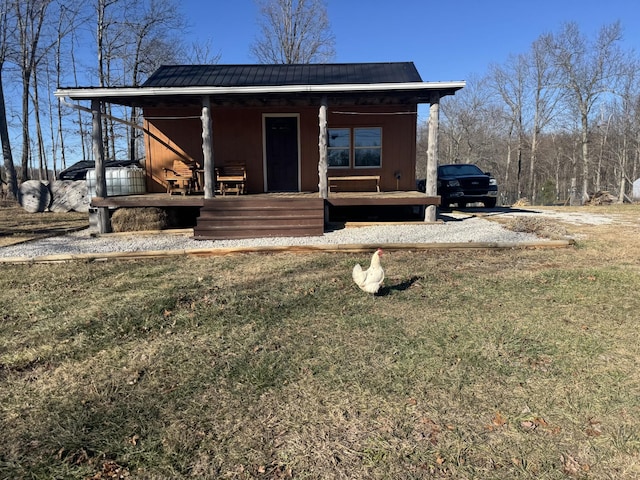 view of front facade featuring covered porch and a front yard