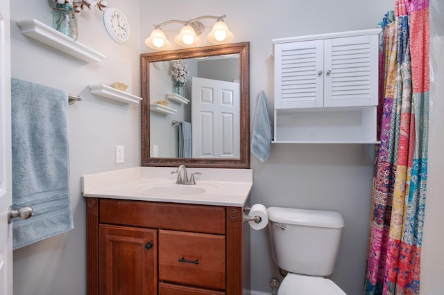 bathroom with toilet, a shower with curtain, and vanity