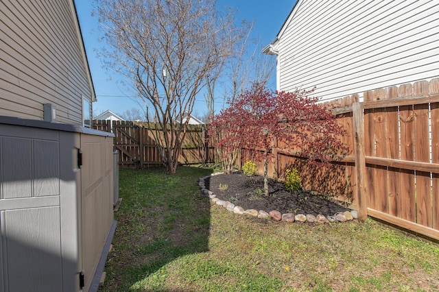 view of yard featuring a shed