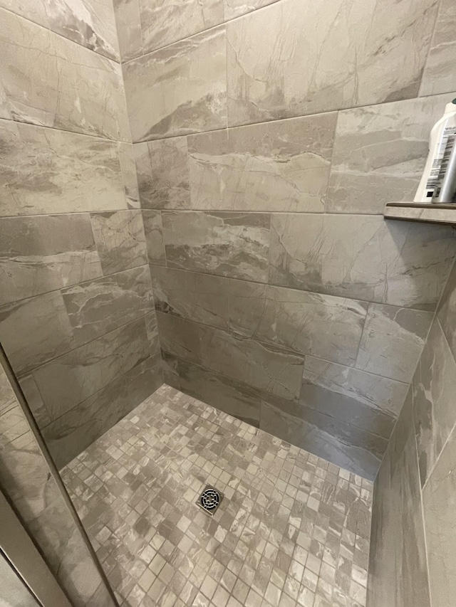 bathroom featuring a tile shower