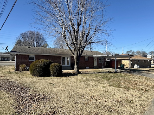 view of front of home featuring a front lawn and a carport