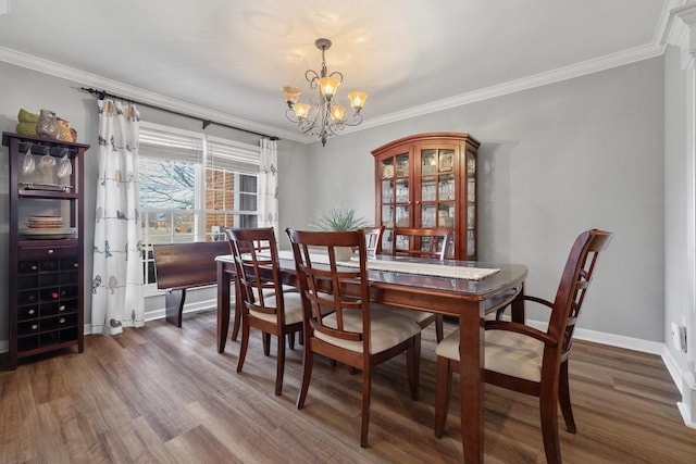 dining space featuring an inviting chandelier, dark hardwood / wood-style flooring, and crown molding