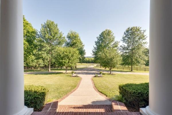 view of home's community featuring a yard