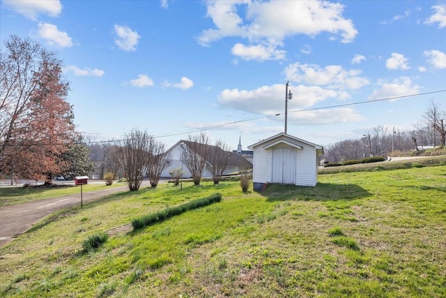 view of yard featuring a storage unit