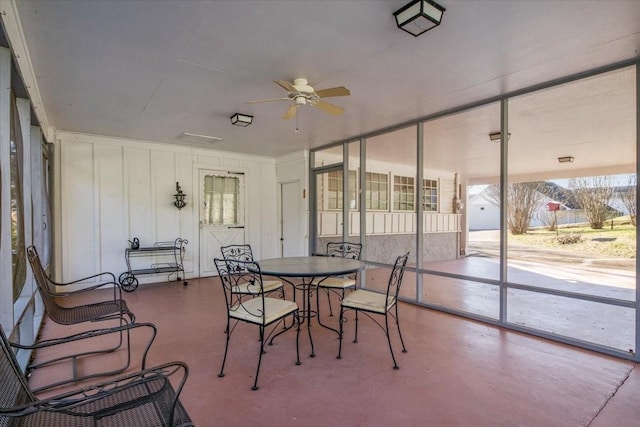 sunroom / solarium with ceiling fan