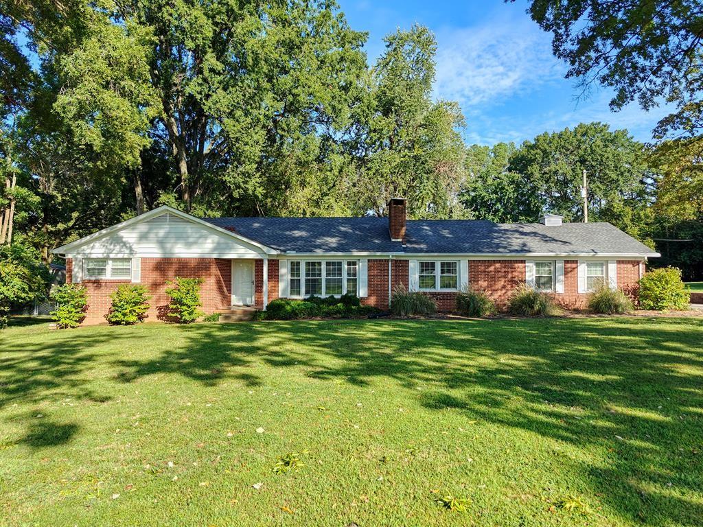 ranch-style house featuring a front yard