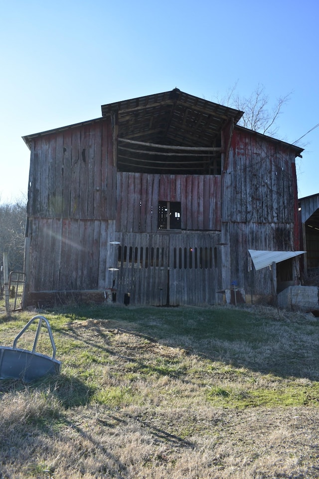 view of outdoor structure with a yard