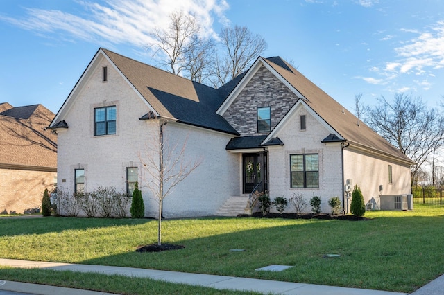 view of front of property featuring a front lawn