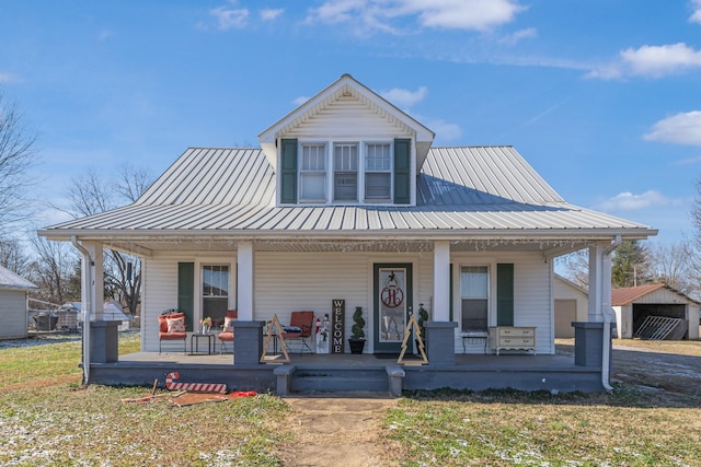 view of front facade featuring a front yard and a porch