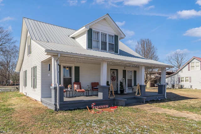 view of front of property featuring covered porch and a front lawn