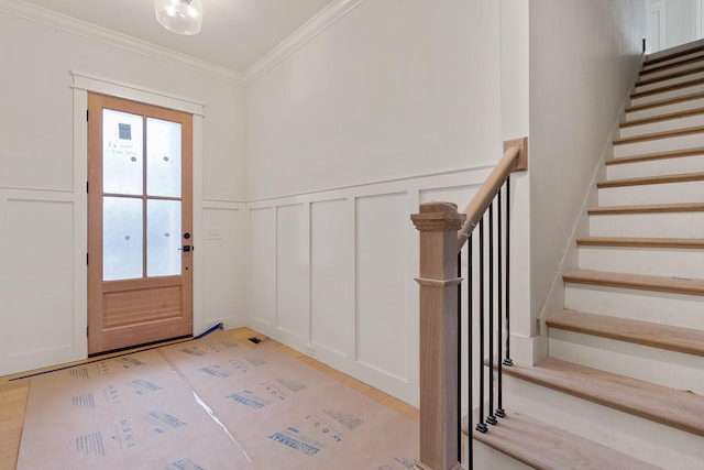 entryway featuring crown molding