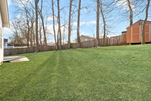 view of yard featuring a storage unit