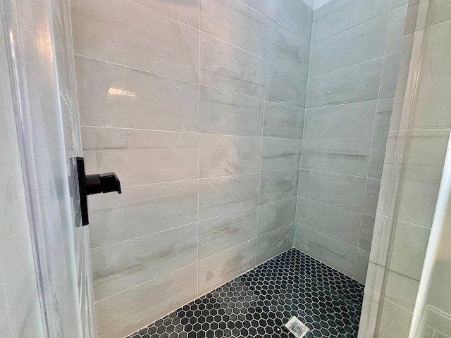 bathroom featuring a tile shower