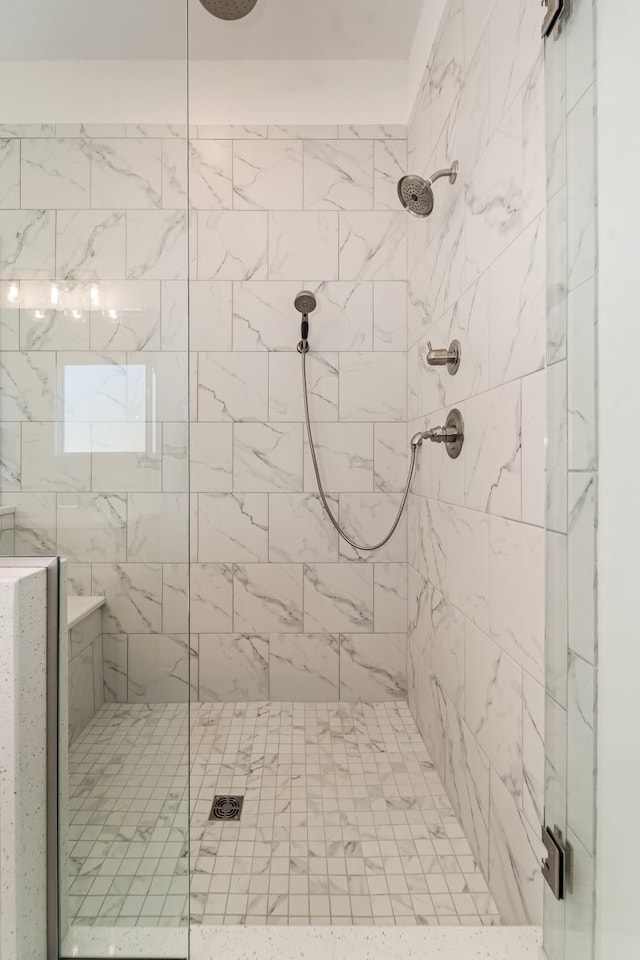 bathroom featuring a tile shower