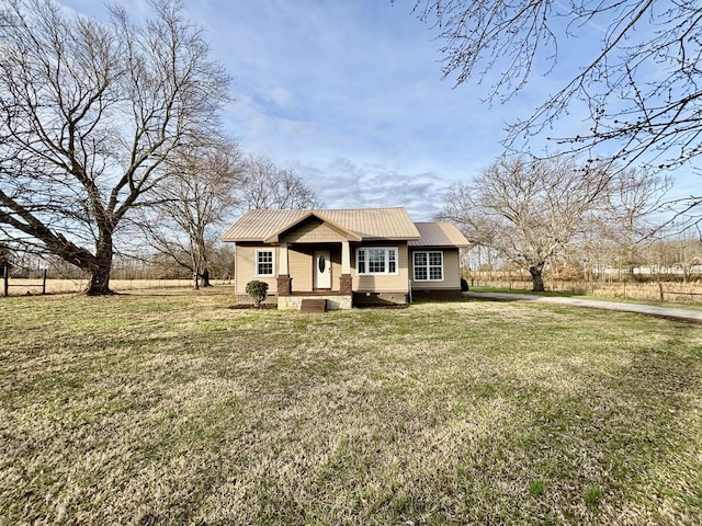 view of front of property featuring a front yard