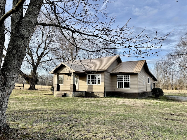 view of front of home featuring a front lawn