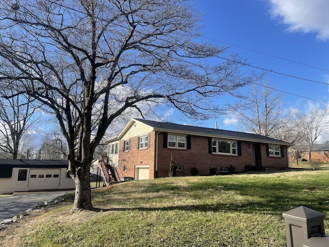 view of front facade featuring a garage and a front lawn