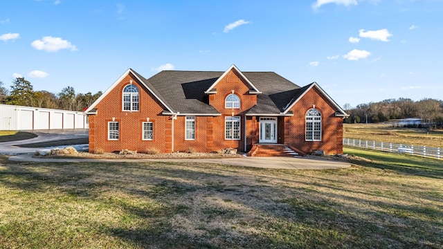 view of front of property featuring a front lawn