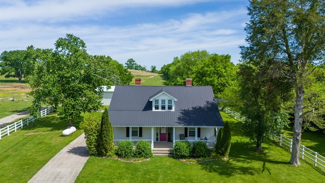 view of front of property featuring covered porch and a front yard