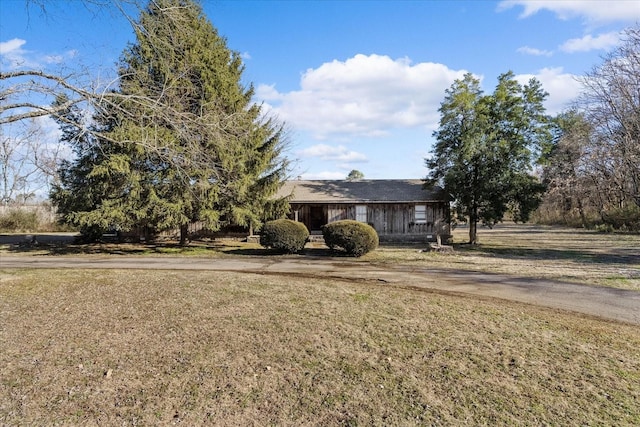 view of front of home featuring a front lawn