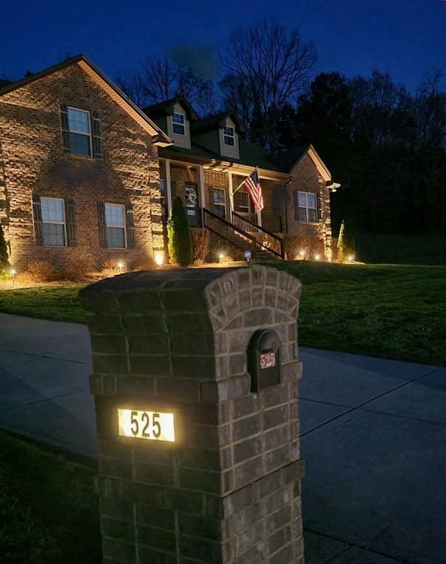 view of front of property featuring a lawn