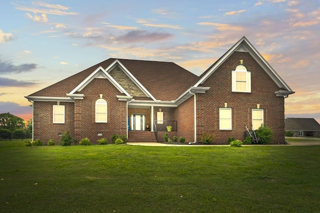 view of front facade featuring a yard